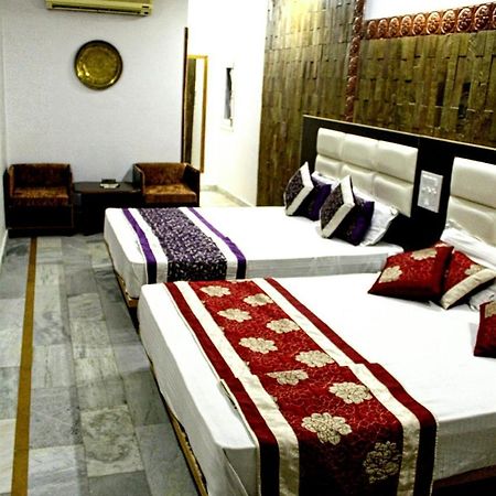 Kaveri Hotel And Restaurant Yamunānagar Exteriör bild