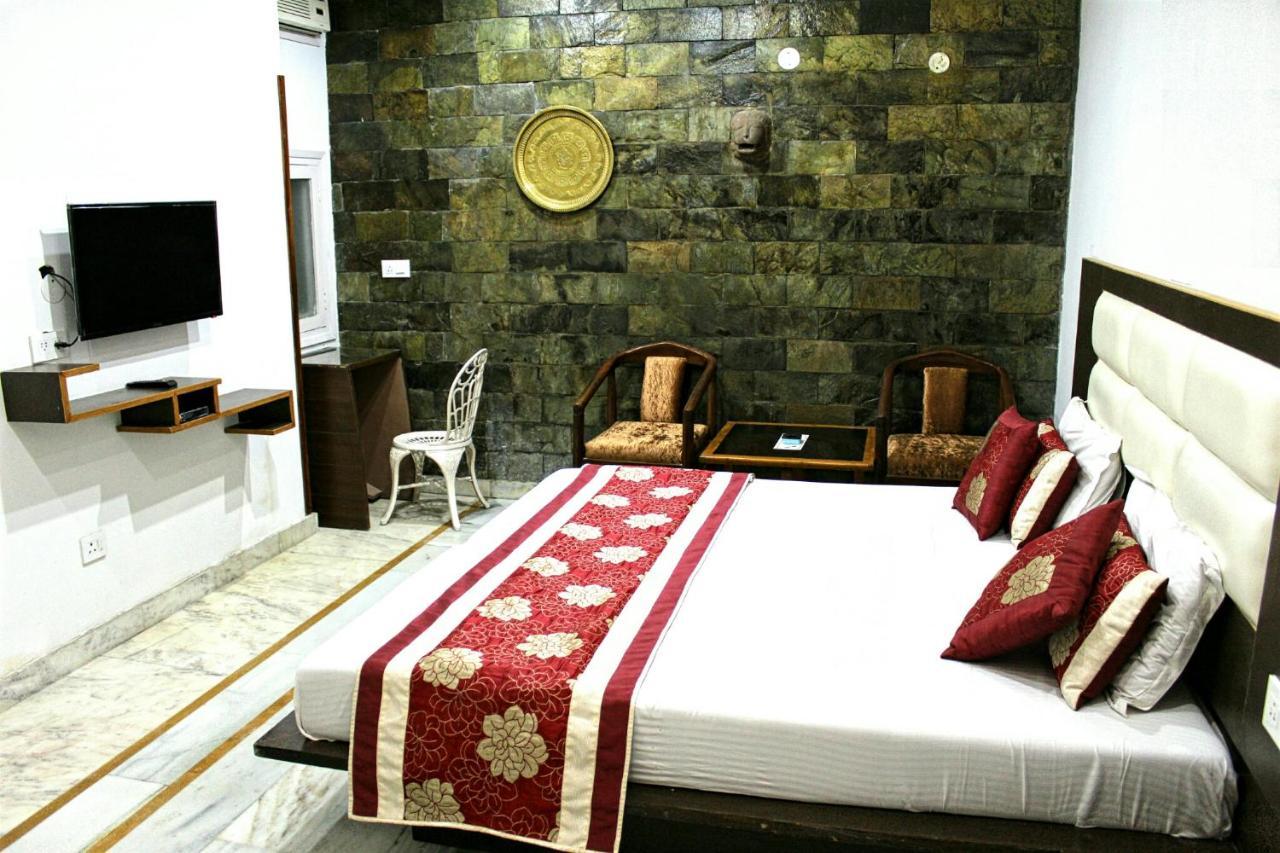 Kaveri Hotel And Restaurant Yamunānagar Exteriör bild